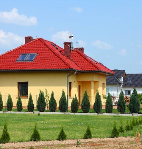 Dom jednorodzinny otoczony żywopłotem z tui