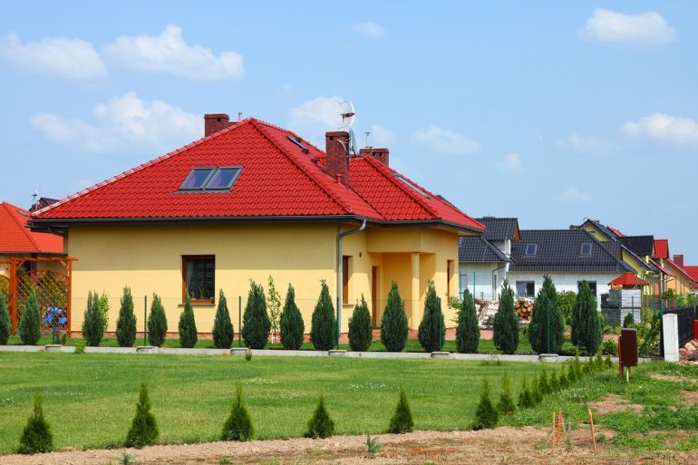 Dom jednorodzinny otoczony żywopłotem z tui